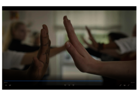 Screenshot aus Film: gegenüber gehaltene Hände, die "Stopp!" signalisieren