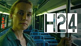 Startbild des Kurzfilms "Zeichen" der Dokuserie "H24" aus der arte Mediathek: eine Frau steht im Bus