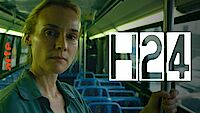 Startbild des Kurzfilms "Zeichen" der Dokuserie "H24" aus der arte Mediathek: eine Frau steht im Bus