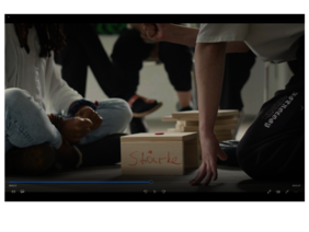 Screenshot Film: Sequenz eines WenDO-Trainings