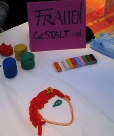 Foto der Mitmachaktion: Frauen Gestalten zu Beginn der Veranstaltung